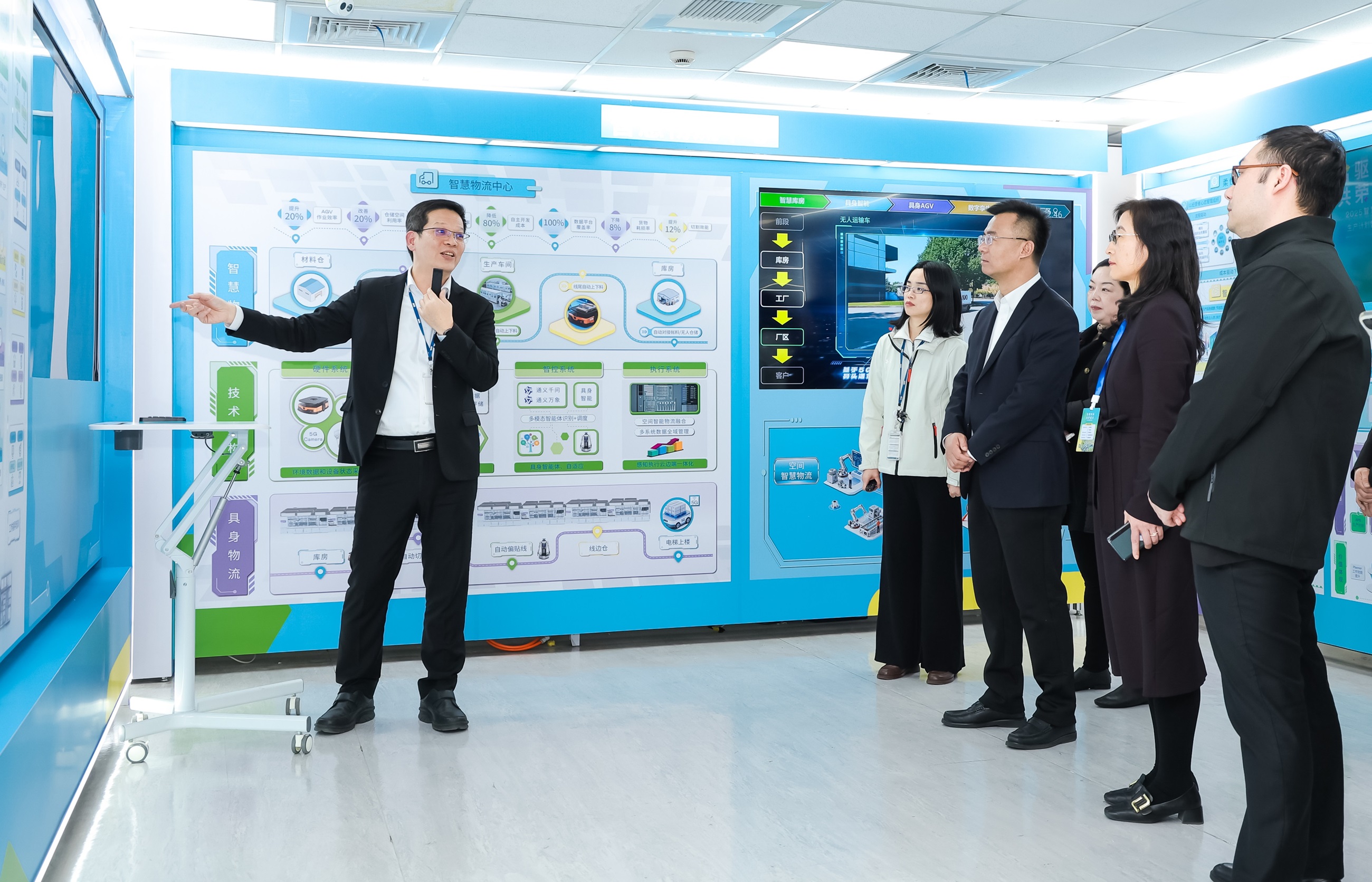 好体育在线官网苏州展示&rdquo;智能体&rdquo;在工业场景的深度应用，与&rdquo;具身智能&rdquo;在生产场景的创新整合，全面升级生产与管理流程，构建全链路智能制造体系，打造柔性自主工厂