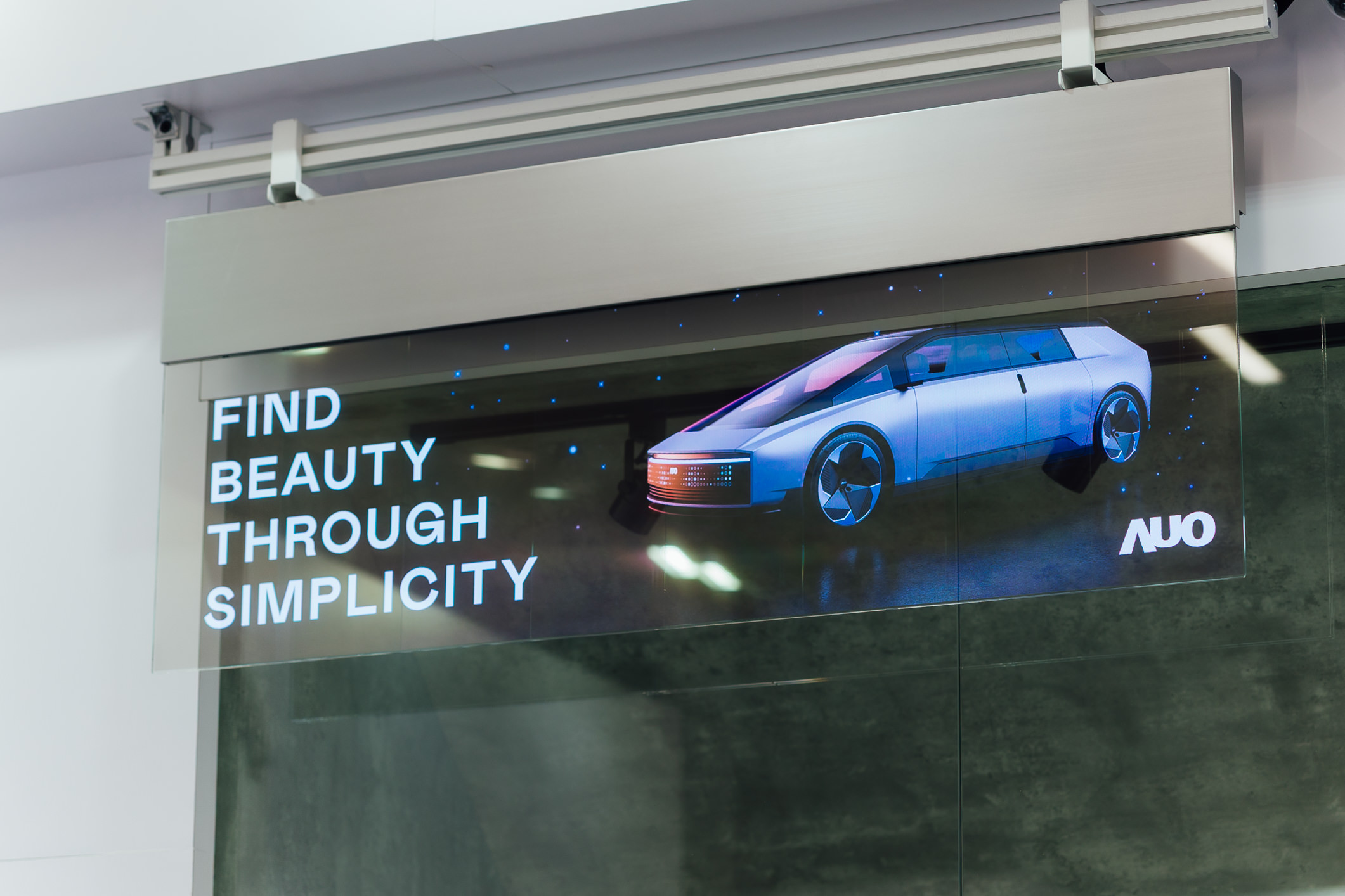 具備高亮度透明感的54吋透明Micro LED智慧看板，可無限拼接不同尺寸，營造出兼具科技感與美學的沉浸式氛圍，適用於旗艦店、展演空間等多元場域。