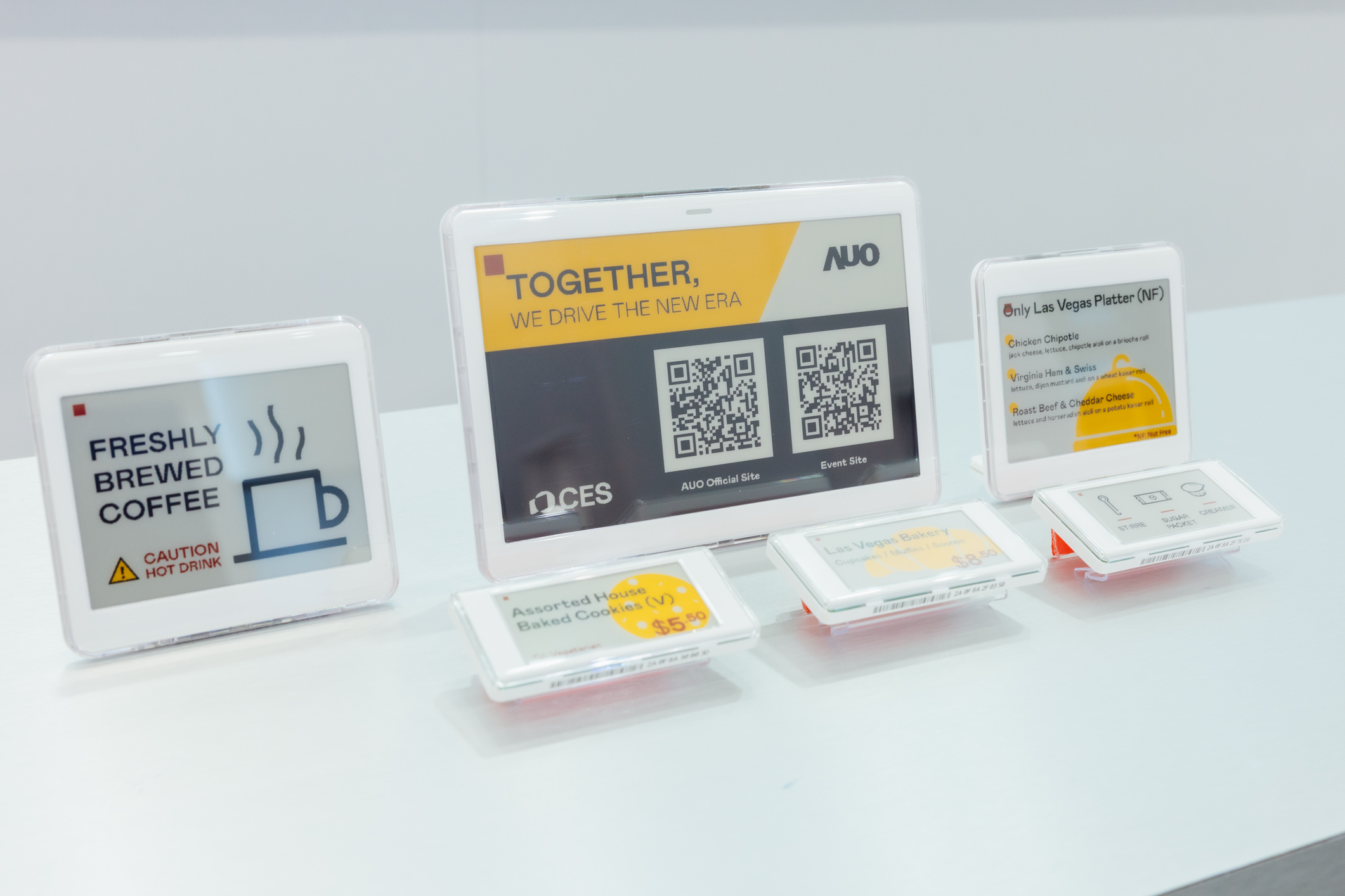 達擎開發的低功耗、全彩的aecoPost電子紙解決方案，僅在更新畫面時需要微量的電力驅動，無需佈建電線的便捷設計，使其可靈活應用、彈性選擇置放處；可搭配aecoTag電子貨架標籤解決方案，驅動商店內所有數位看板和電子貨架標籤，以遠端控制實現動態變價，提升門市人員作業效率，並以無紙化落實永續經營目標。