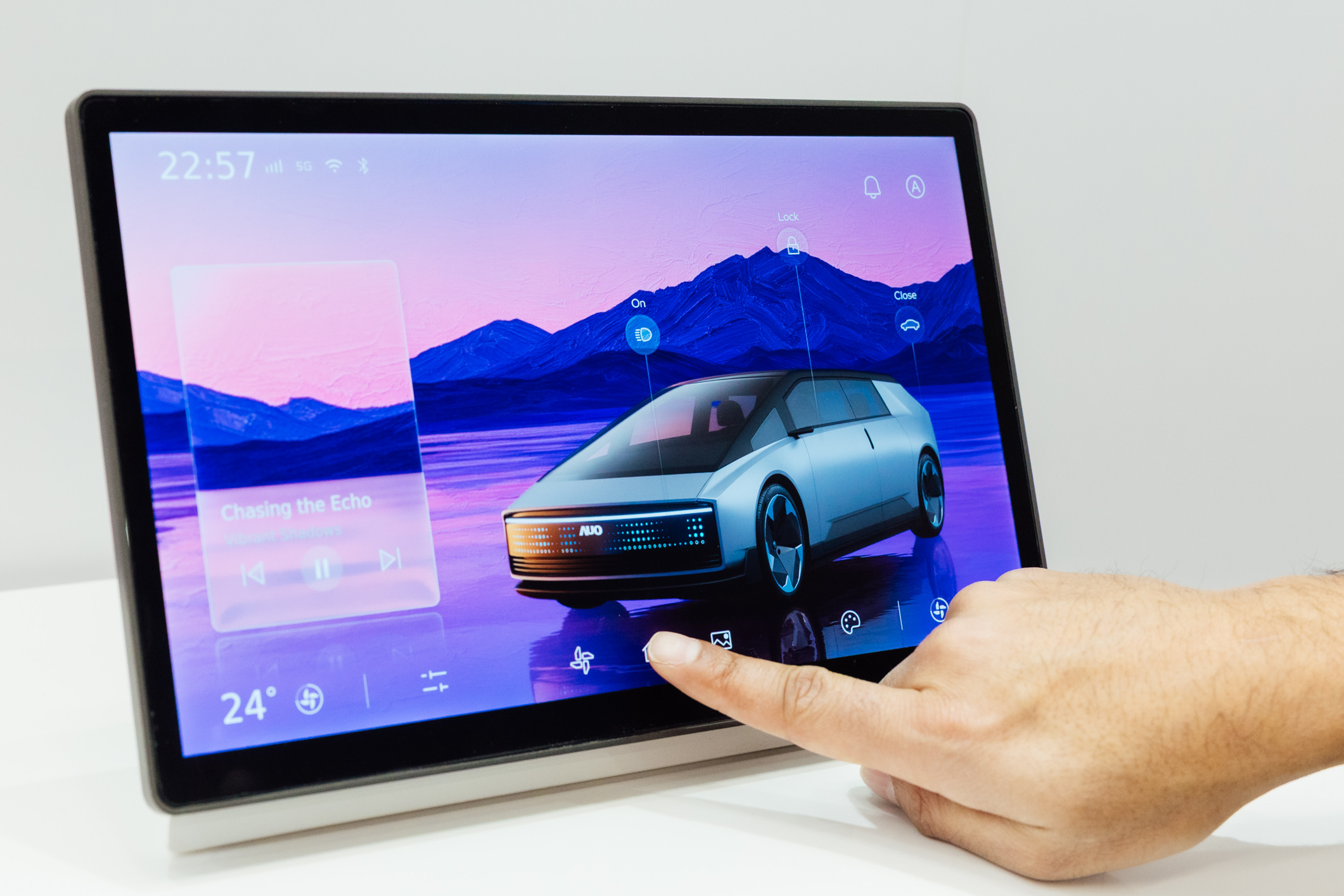 將先進抗反光技術導入於CID中控台呈現全時可視效果，並支援與座艙環境完美融合，帶來清晰且不干擾的駕駛與座艙操作體驗，兼容座艙質感與行車安全。