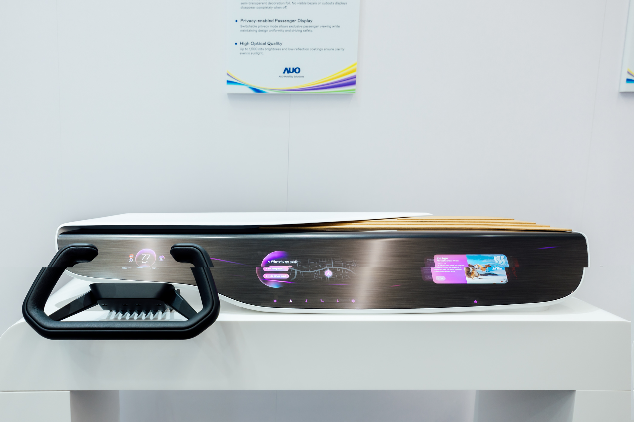 Horizon Intelligent Dash將儀表板、中控資訊顯示器及乘客資訊顯示器整合為一個無縫介面，營造端到端的一體化大尺寸顯示效果，並透過友達智慧移動所開發的網域控制器啟用AI驅動，支援訊號即時診斷與智慧空調控制。