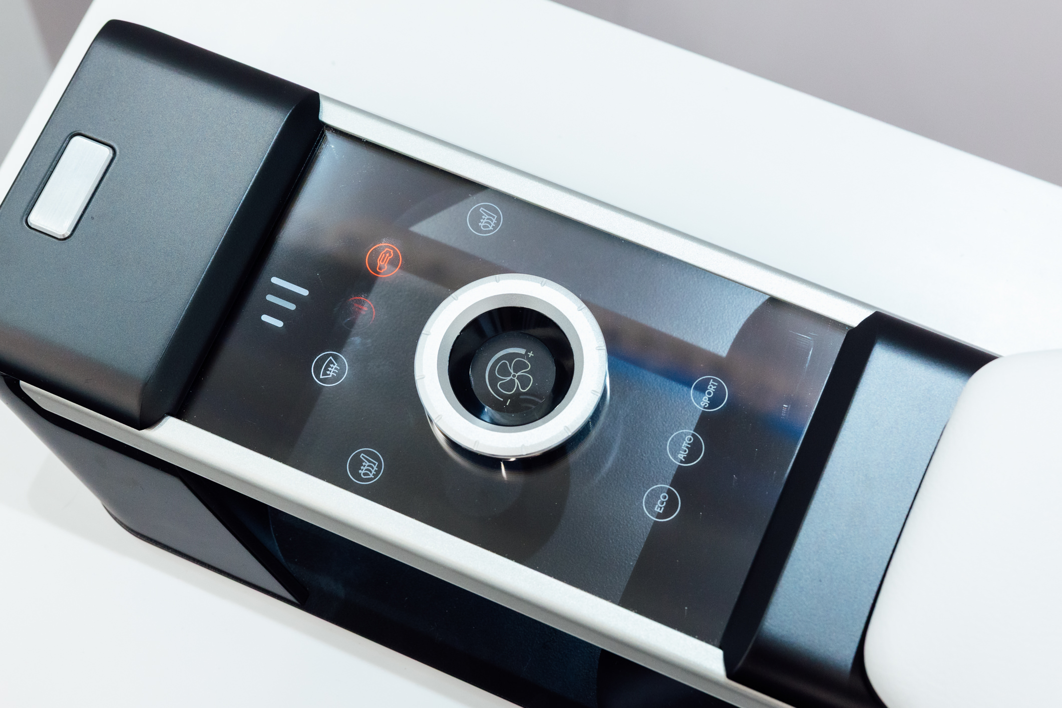 以極簡設計打造的CrystalSense Console，為中央扶手區帶來創新突破，將功能隱藏於簡約的外觀中，並採用懸浮式旋鈕搭配玻璃面板與主動觸覺回饋，僅在操作時才顯現功能選單，提供直覺且可自訂的互動體驗。